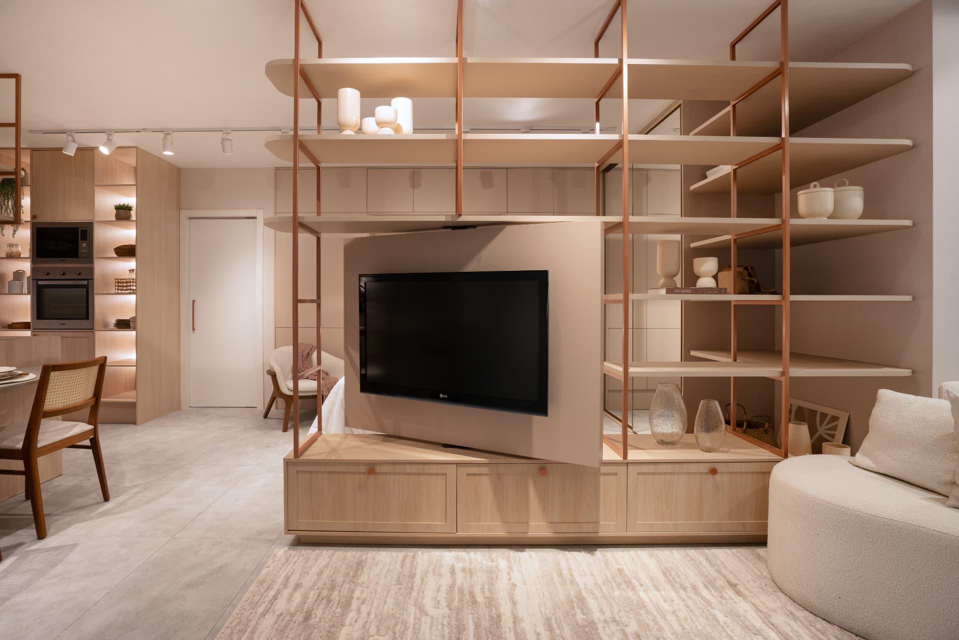 Living com painel divisor — projeto realizado