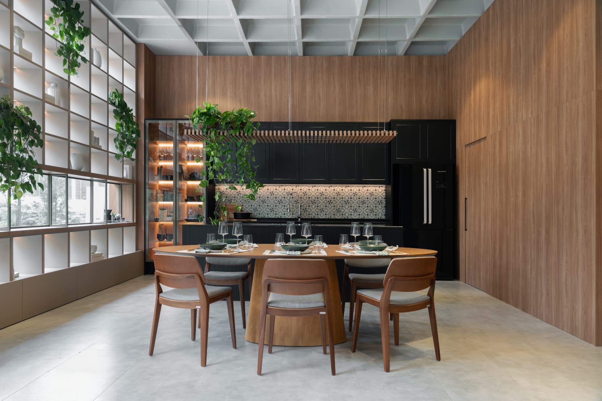 Cozinha preta com sala de jantar — projeto realizado